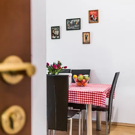 Homely Apartment'S Old Town-3